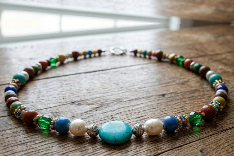 Ett pärlhalsband på en röd tråd som symboliserar den röda tråden i en biografi struktur.